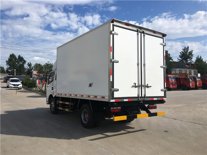 富錦新款東風(fēng)4米2冷藏車廠家 專業(yè)制造，冷鏈運(yùn)輸?shù)目煽炕锇? />
</span>
<span id=